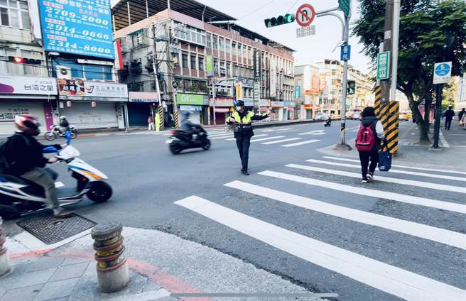 文山二警方加強執法，汽機車應禮讓行人否則開罰。（文山二分局提供，文：陳鴻偉）