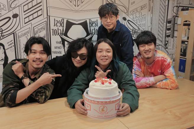 麋先生幫貝斯手以諾（中）慶生。圖／相信音樂提供