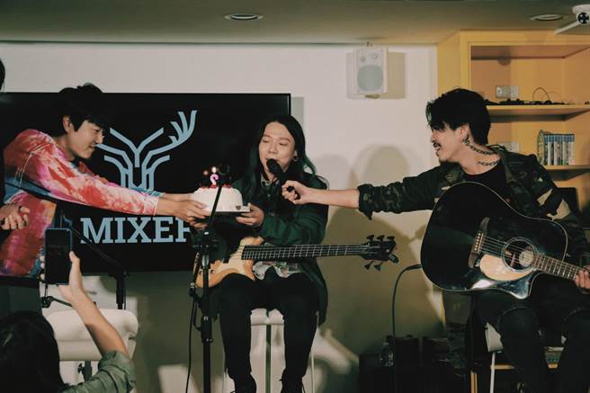 團員在演出時遞上蛋糕給以諾。圖／相信音樂提供