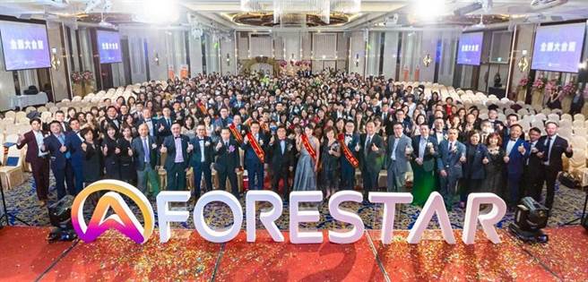 （2020富士达保经年度荣誉会热闹登场，春酒晚宴席开百桌。图／富士达保经提供） 
