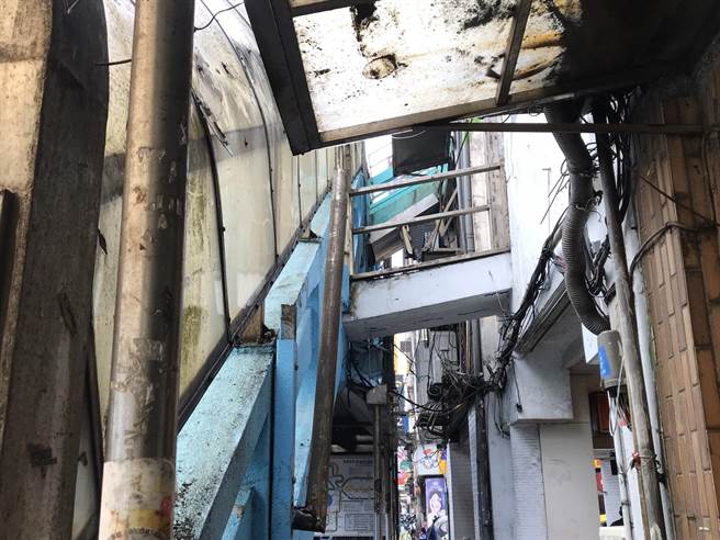 「基一信桥」与建物仅约1.5公尺距离。（陈彩玲摄）