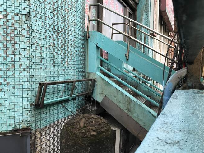 「基一信桥」延伸走道与2楼建筑连接。（陈彩玲摄）