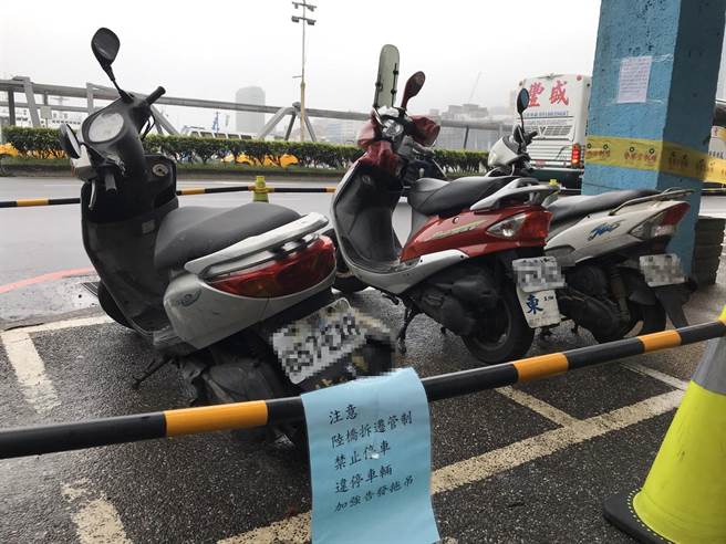 「基一信桥」下还停放数台机车。（陈彩玲摄）