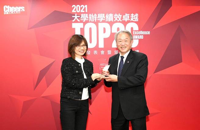 cheers杂志总编辑卢智芳颁奖给正修科大校长龚瑞璋（右），肯定办学绩优。（正修科大提供／林雅惠高雄传真）