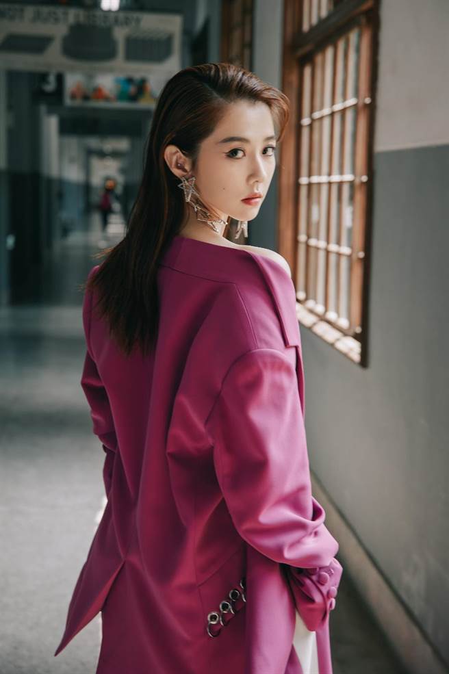 邵雨薇演戏、开唱还要写稿，行程满满。（多曼尼提供）