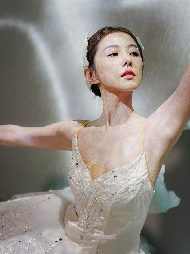 邵雨薇化身白天鹅展现芭蕾舞姿。（多曼尼提供）