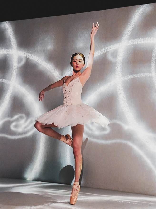 邵雨薇復刻电影《黑天鹅》，展现优美舞姿。（多曼尼提供）