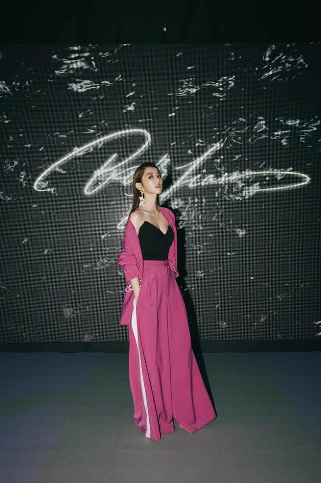 邵雨薇赴台北时装周，欣赏设计师BOB JIAN大秀。（多曼尼提供）