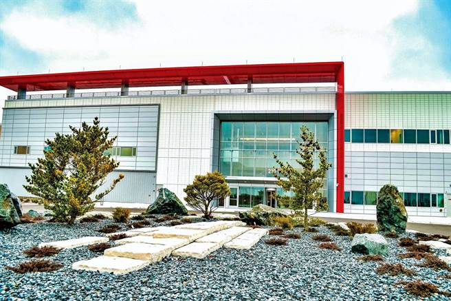 FII工業富聯18日公告，董事會通過擬斥資7762.9萬美元，買下母集團鴻海在美國威州威谷科技廠區興建中的智慧製造中心（如圖）及高效能數據中心，以擴充美國當地製造能力，因應伺服器客戶強勁需求。（取自鴻海報告書）