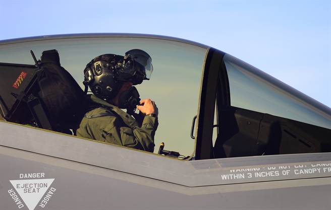 為解決人力不足的窘境，美國空軍祭出高額獎金，希望飛行員們願意繼續「簽下去」。（圖/DVIDS）
