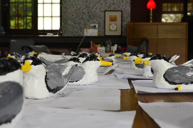 桃园市野鸟学会首度和学童合作，共彩绘88只假小燕鸥。（赖佑维摄）
