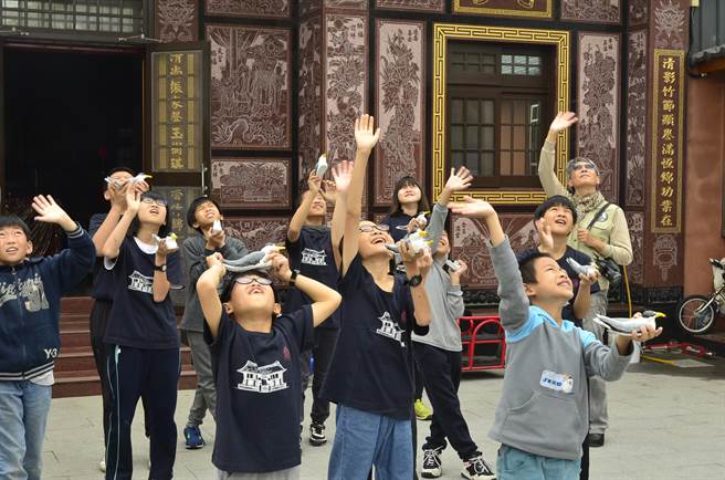 桃园市野鸟学会首度和学童合作，共彩绘88只假小燕鸥。（赖佑维摄）
