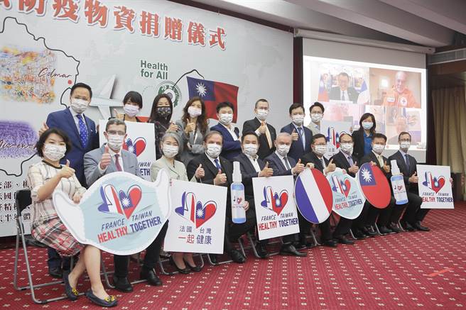 外交部18日舉行「台法防疫物資捐贈儀式」，政務次長曾厚仁（前排右三）、桃園市長鄭文燦（前排右四）、法國在台協會主任公孫孟（前排右五）等與會貴賓合影。（張鎧乙攝）