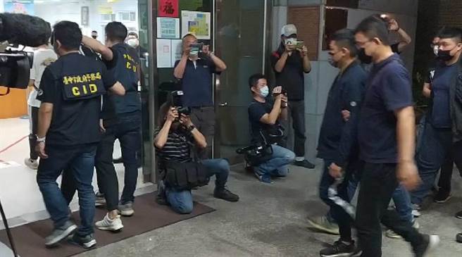 台中市三名犯嫌持藍波刀，對吳姓被害人狠斷掌，中市警40分鐘內3嫌全到案。（盧金足攝）