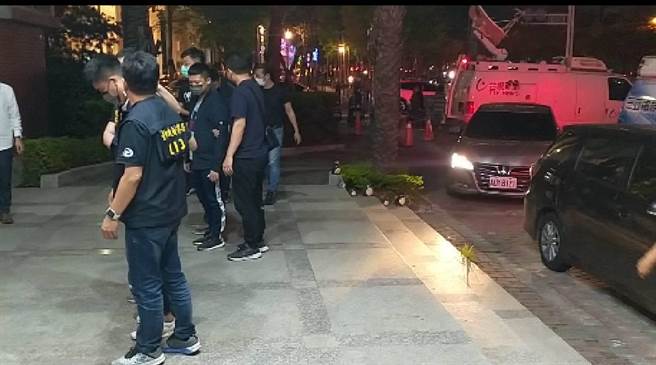 台中市三名犯嫌持藍波刀，對吳姓被害人狠斷掌，中市警40分鐘內3嫌全到案。（盧金足攝）