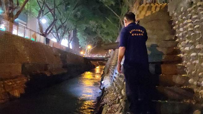 犯嫌將斷掌丟入大排水溝，由於水量湍急，至晚間7時仍未尋獲。（盧金足攝）
