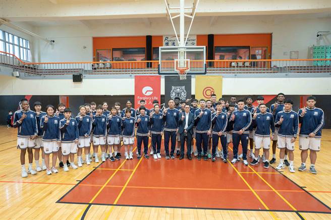 世新大学男篮与女篮一同挺进UBA大专篮球联赛决赛，今天举行誓师大会，球员士气高昂，夺冠决心强烈。（世新大学提供）