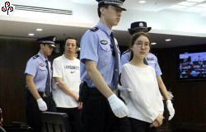 搞垮中国红会的郭美美。再因售违禁减肥食品被捕。图为2015年9月10日郭美美在东城法院受开庭审。（北京东城法院发布图片／中新社）