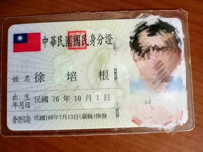 眼看鮭魚之亂爆紅，一位男子無奈表示，名字天生就叫做「徐培根」，等了34年還沒有福利。(摘自爆怨公社)