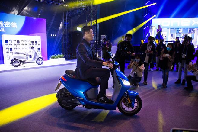 针对目前电动车遭遇的四项难题，光阳均提供解决方案，图为光阳董事长柯胜峯试乘性能新车S7R。(图/中时新闻网摄)