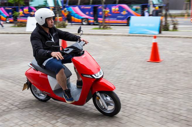 i-ONE以3C科技作为开发理念，为四款新车的入门车款，即日起即可购买。(图/中时新闻网摄)