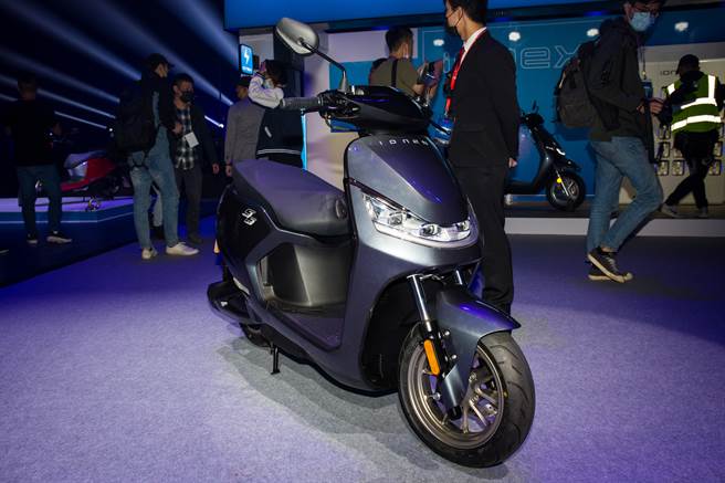 S6为双电池车款入门车型，满足骑士各种使用情境下的全方位需求。(图/中时新闻网摄)