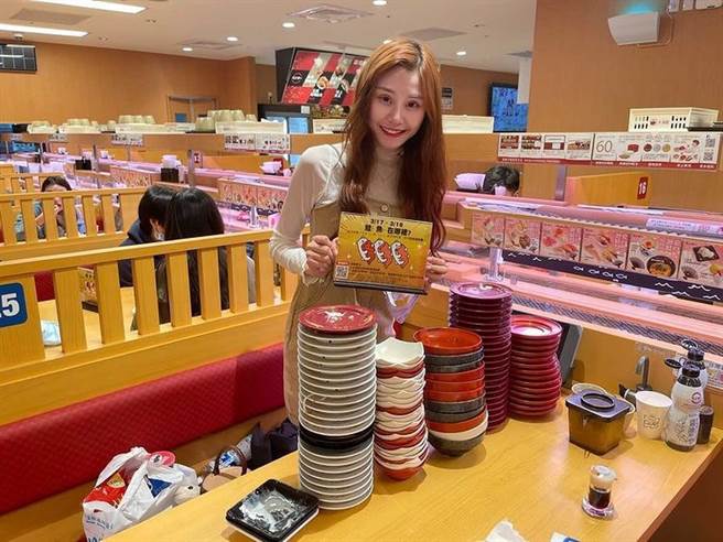 谷小姐开心的和寿司盘们合照。(图/谷小姐提供)