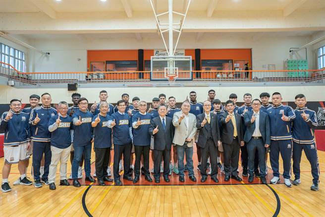 世新男篮猛虎军团自成军以来，首次挺进4强决赛，获永庆房产集团赞助。（世新大学提供）