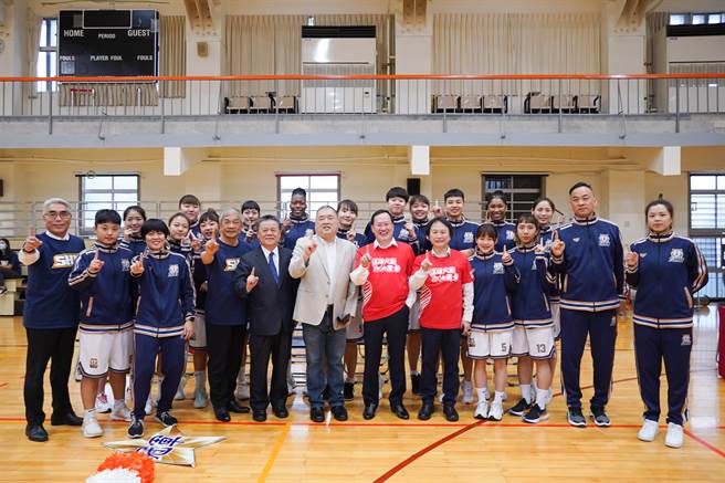 世新大学董事长周成虎及校长吴永乾与长期赞助女篮的远雄人寿及球员合影留念。（世新大学提供）