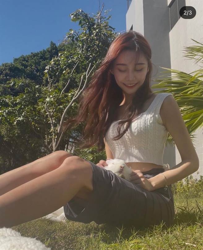 谷小姐晒出和爱宠「呱呱」的合影。(图/谷小姐提供)