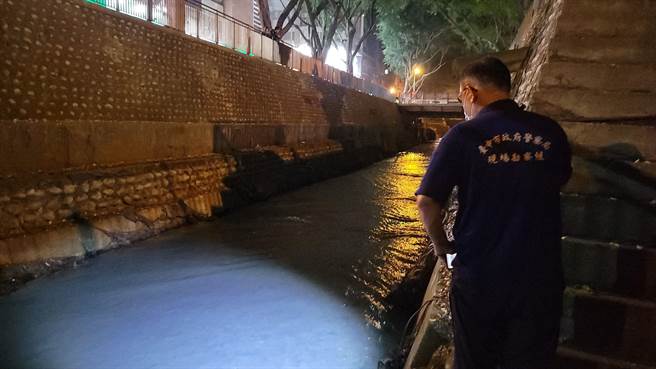 台中一名男子遭斷掌，員警在夜色中巡邏大排水溝找殘肢。（警方提供）
