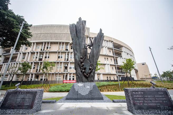 桃园市新屋区新屋高中校舍老旧、空间局促，市府筹资打造新教学大楼与操场，提升就学品质。（黄婉婷摄）