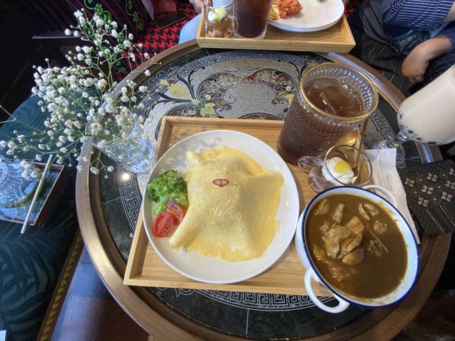「怀旧咖哩蛋包饭」。（曹婷婷摄）