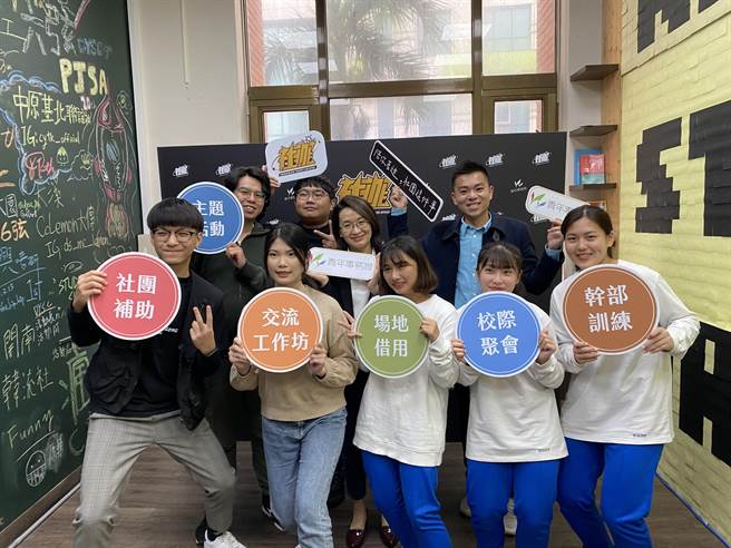 桃園市政府青年事務局去年設置「社團專案辦公室」，協助學生處理社團業務，今年服務再升級，將社團補助、場地借用、幹部訓練、校際聚會、交流工作坊及主題活動6大服務整合至社辦，提供單一窗口一站式的協助。（黃婉婷攝）