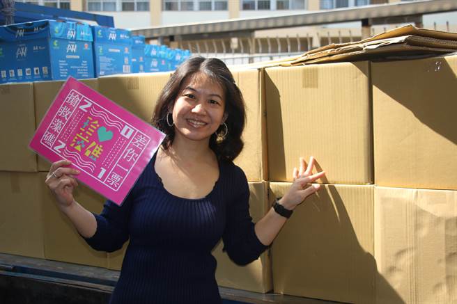 珍爱藻礁公投总部联络人、专案负责人陈逸桦为生态保育不遗余力，从全职妈妈变身护藻礁先锋，成功协助团队顺利完成连署作业。（黄婉婷摄）