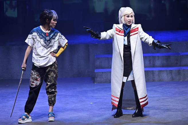 明华园总团《冥战录》，左为吴米娜，右为孙翠凤。(明华园提供)