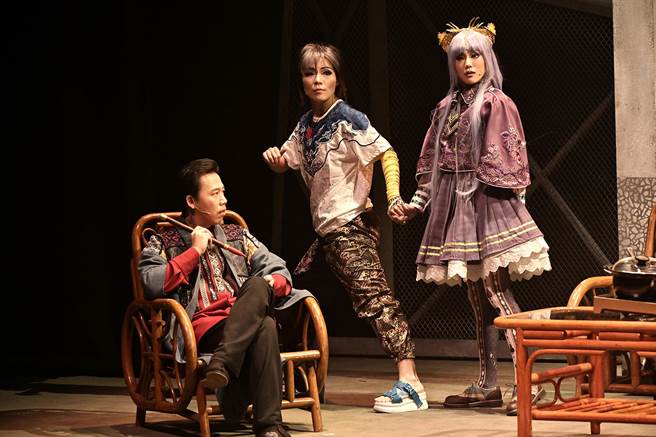 明华园总团《冥战录》，左起为韦宗成、吴米娜、陈昭婷。(明华园提供)