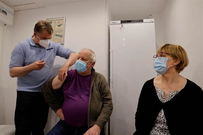 歐盟警告，打算針對英國等新冠疫苗接種率較高的國家，施加更嚴格的疫苗出口管制，獲得德國、義大利和法國等國支持。圖為法國民眾接種疫苗。
(路透)