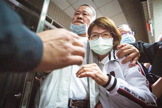 高雄市議會議長曾麗燕及胞妹曾麗鴻涉嫌長期不法申請助理費，18日晚間抵達高雄地檢署接受複訊。（袁庭堯攝）