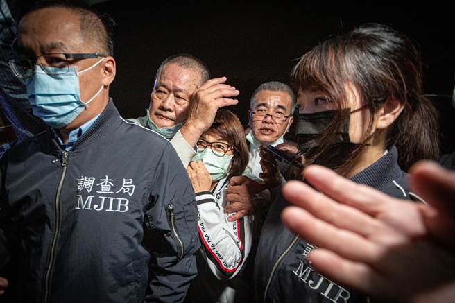 媒體大陣仗包圍，高雄市議會議長曾麗燕在友人保護下，擠進地檢署。（袁庭堯攝）