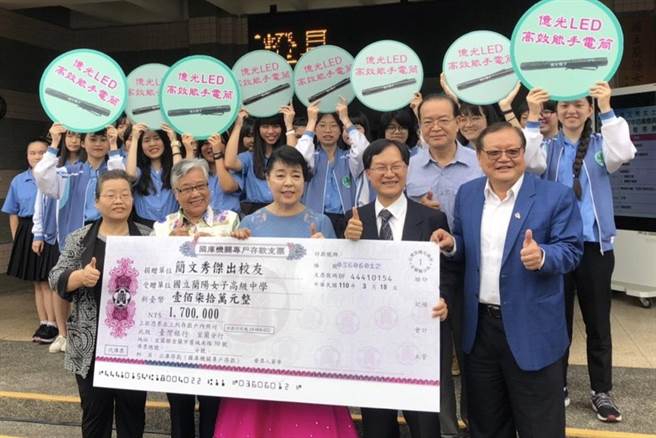 声乐家简文秀至兰阳女中捐赠百万灯具。（亿光基金会提供）