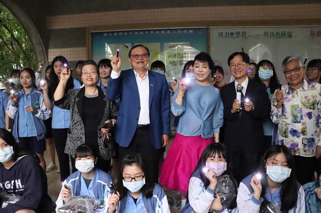 声乐家简文秀至兰阳女中捐赠全校LED手电筒，保护校园安全。（亿光基金会提供）