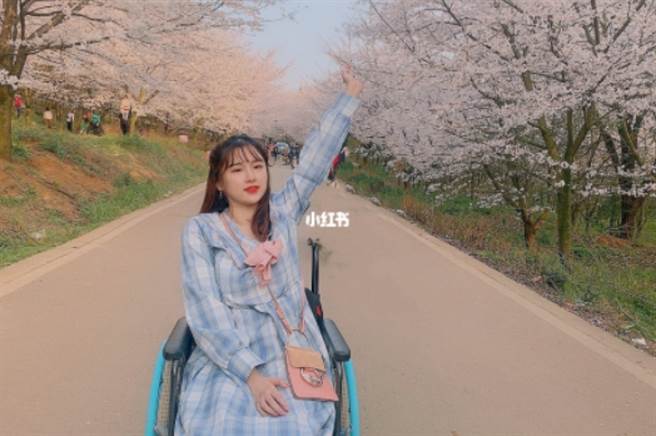 大陆有一名美妆网红「璐英流」总是坐在轮椅上拍影片，原来她在4年前因一场重大车祸四肢瘫痪，经过多年努力才坐起来。(图/ 摘自璐英流小红书)