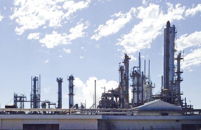 今年2月中旬强大暴雪席卷德州，造成全美最大石化原料产区全面停摆。图／路透