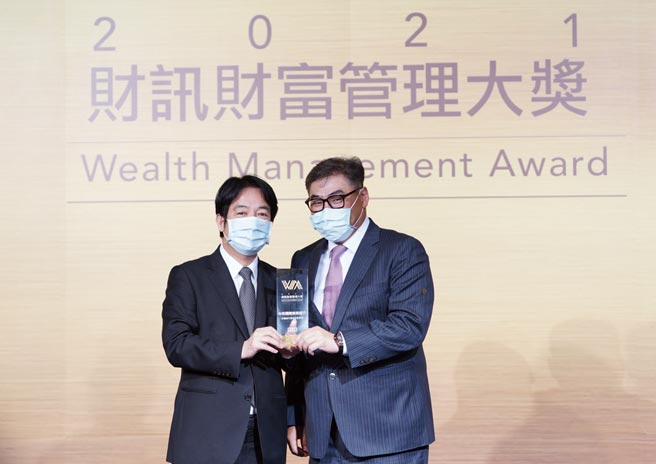 台新銀行獲財富管理三大獎，同時四度蟬聯最佳財富管理獎，頒獎典禮由副總統賴清德（左）頒獎，台新銀行財富管理團隊代表領獎。圖／台新提供