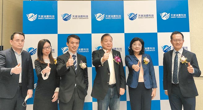 屋比房屋總經理葉國華（右起）、前金管會主委王儷玲、天使消費科技董事長許家燁、律師胡浩叡、邱佩冠與簡榮宗，共同預祝「天使消費科技開啟新世代」圓滿落幕。圖／業者提供