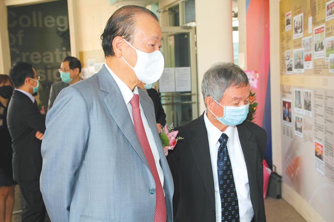 亚大20周年庆，20年前参与筹备的创办人蔡长海（左）、前卫生署长、亚大荣誉讲座教授杨志良，观看歷史照片，回味创校至今的点点滴滴。图／亚洲大学提供