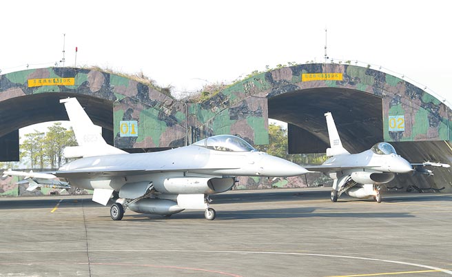 空軍參謀長黃志偉昨天在立法院說，現已有42架F-16戰機接裝為F-16V，均已擔負戰備任務。圖為去年空軍嘉義基地F-16V緊急起飛操演的畫面。(陳怡誠攝)