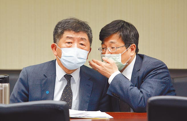 立法院衛環委員會17日邀請衛生福利部長陳時中（左），針對COVID-19疫苗整備情況進行報告並備詢，陳不時與中央流行疫情指揮中心疫情監測組組長周志浩（右）交換意見。（張鎧乙攝）