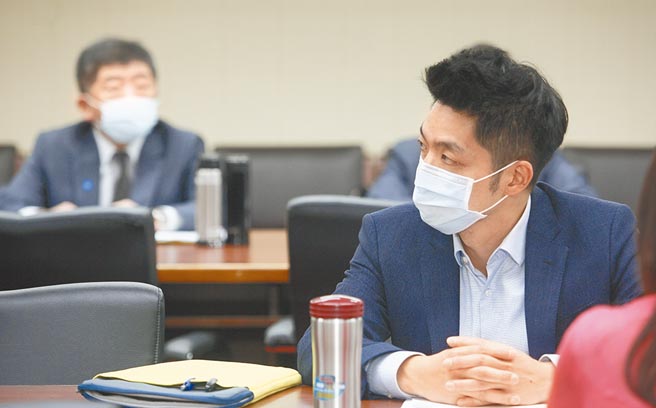 衛福部長陳時中（左）昨重申不會因萊豬公投下台。（張鎧乙攝）